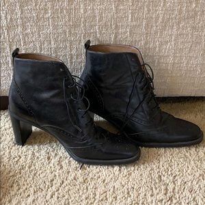 AEROSOLES ANKLE BOOT. Size 7.5, black leather